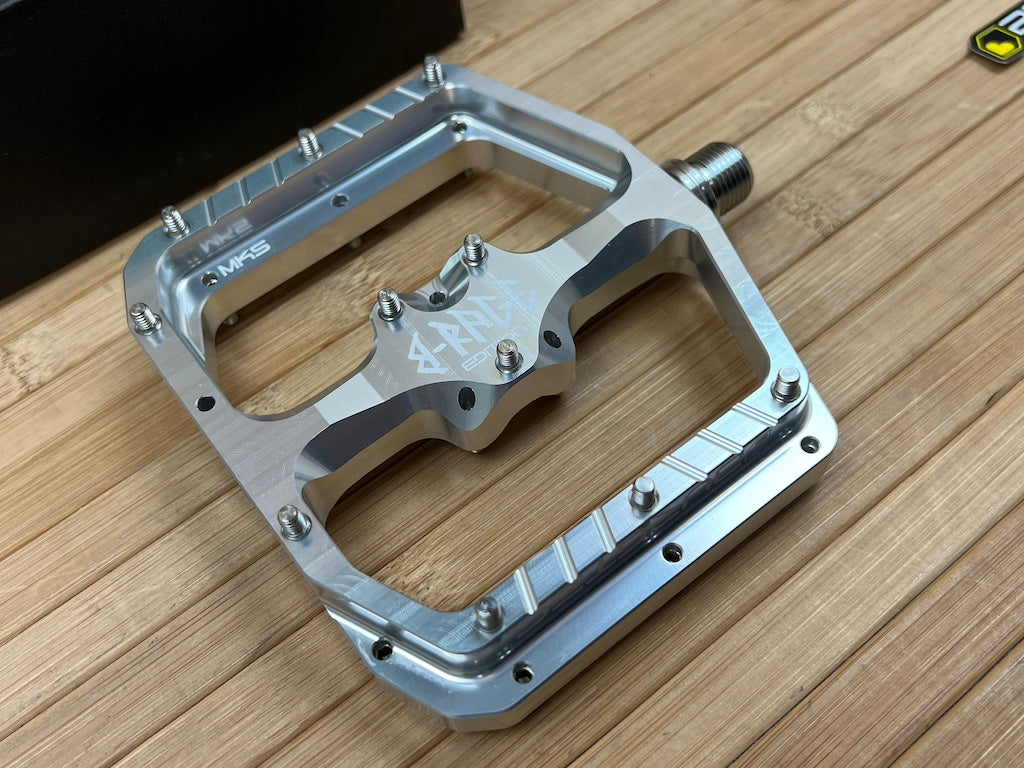 mtb pedale silber Burgtec MK5 Penthouse B-Rage Flat Pedals / Pedale silber – RTF Bikeparts