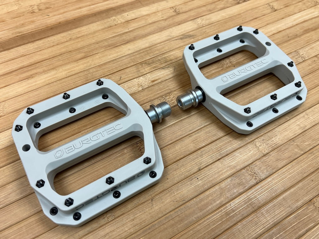 Burgtec MK4 Composite Flat Pedals / Pedale grau – RTF Bikeparts
