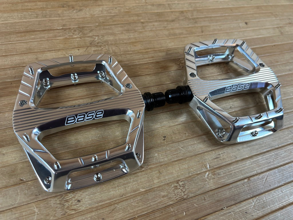 Reverse Components Base Plattformpedale / Pedale silver – RTF Bikeparts