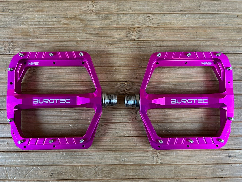 mtb pedale pink Burgtec MK5 Penthouse Flat Pedals / Pedale Barbie pink Steel Axle