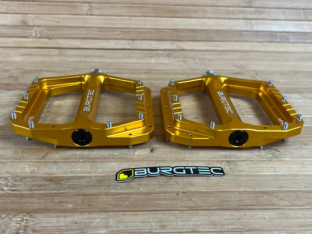 gold flat pedals Burgtec MK5 Penthouse Flat Pedals / Pedale gold Steel Axle