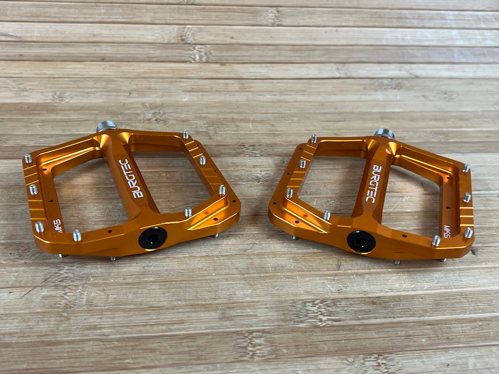 Burgtec MK5 Penthouse Flat Pedals / Pedale orange Steel Axle – RTF
