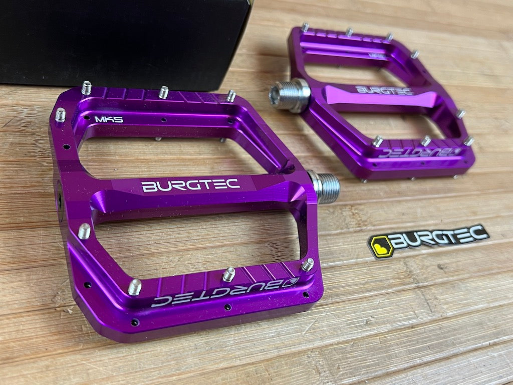 burgtec pink pedals Burgtec MK5 Penthouse Flat Pedals / Pedale purple Steel Axle lila – RTF Bikeparts