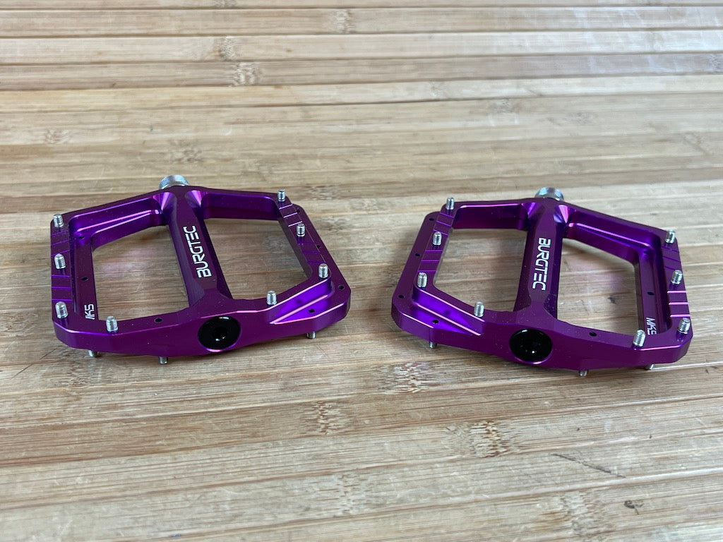 burgtec pink pedals Burgtec MK5 Penthouse Flat Pedals / Pedale purple Steel Axle lila – RTF Bikeparts
