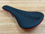 Peaty's Monarch Sattel Titan MX rot