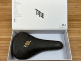 Title JS1 Sattel Black / Gold