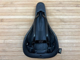 Title JS1 Sattel Black / Gold