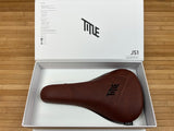 Title JS1 Sattel Dark Brown / dunkelbraun