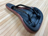 Title JS1 Sattel Dark Brown / dunkelbraun