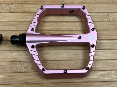 Title Connect Plattformpedale / Pedale pink – RTF Bikeparts