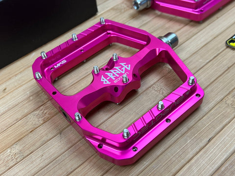 Burgtec MK5 Penthouse B-Rage Flat Pedals / Pedale pink – RTF Bikeparts