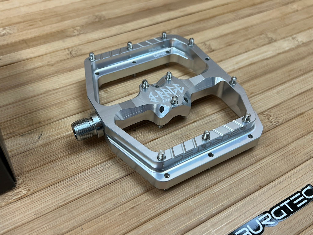 Burgtec MK5 Penthouse B-Rage Flat Pedals / Pedale silber – RTF Bikeparts