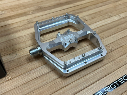 Burgtec MK5 Penthouse B-Rage Flat Pedals / Pedale silber – RTF Bikeparts