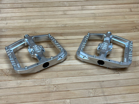 burgtec b rage pedal Burgtec MK5 Penthouse B-Rage Flat Pedals / Pedale silber – RTF Bikeparts