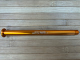 Burgtec Yeti 171mm Rear Axle / Achse orange