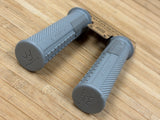 Peaty's Monarch Grip Knurl Thick Griffe grau