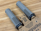 Peaty's Monarch Grip Knurl Thin Griffe grau