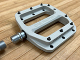 Burgtec MK4 Composite Flat Pedals / Pedale grau