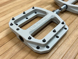Burgtec MK4 Composite Flat Pedals / Pedale grau