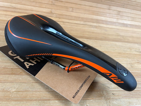 Reverse AM Ergo Sattel schwarz / FOX orange – RTF Bikeparts