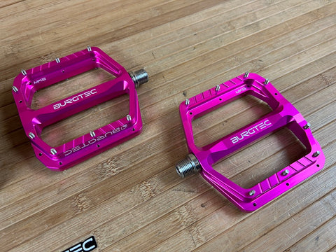 burgtec pink pedals Burgtec MK5 Penthouse Flat Pedals / Pedale Barbie pink Steel Axle – RTF Bikeparts