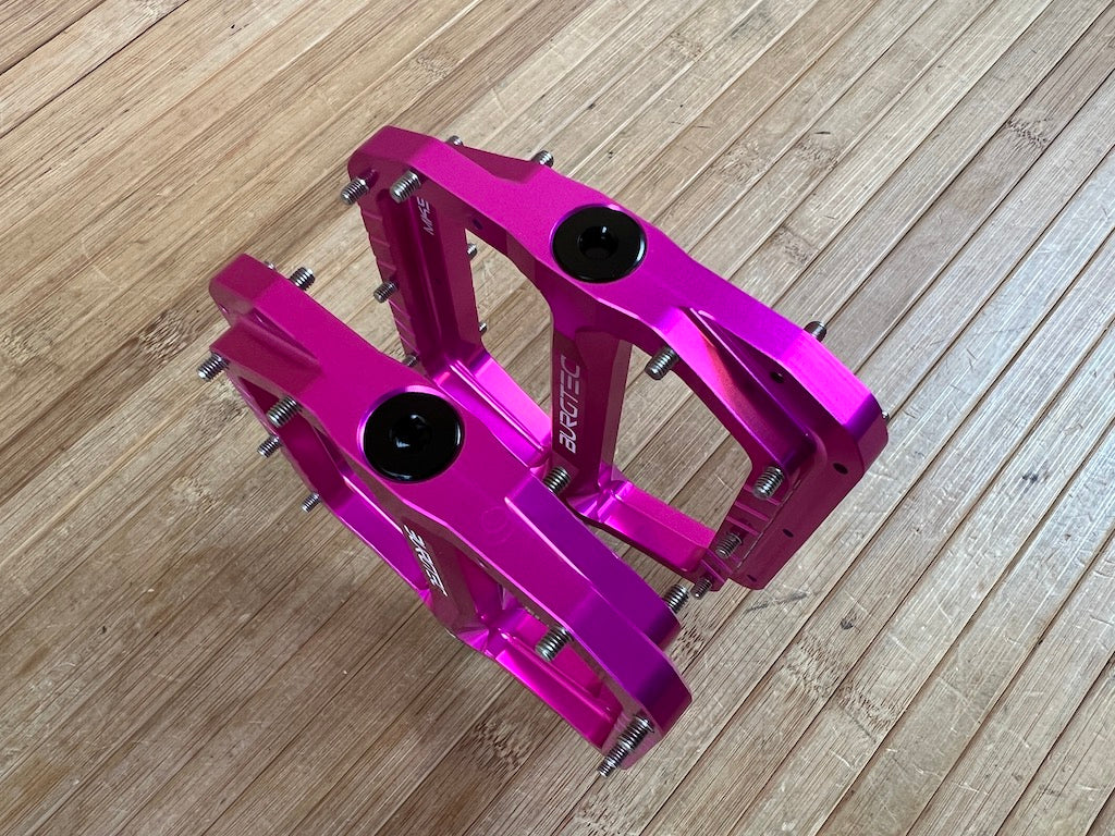 mountainbike pedale pink Burgtec MK5 Penthouse Flat Pedals / Pedale Barbie pink Steel Axle – RTF Bikeparts