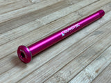 Burgtec Specialized 174,5mm Rear Axle / Achse pink