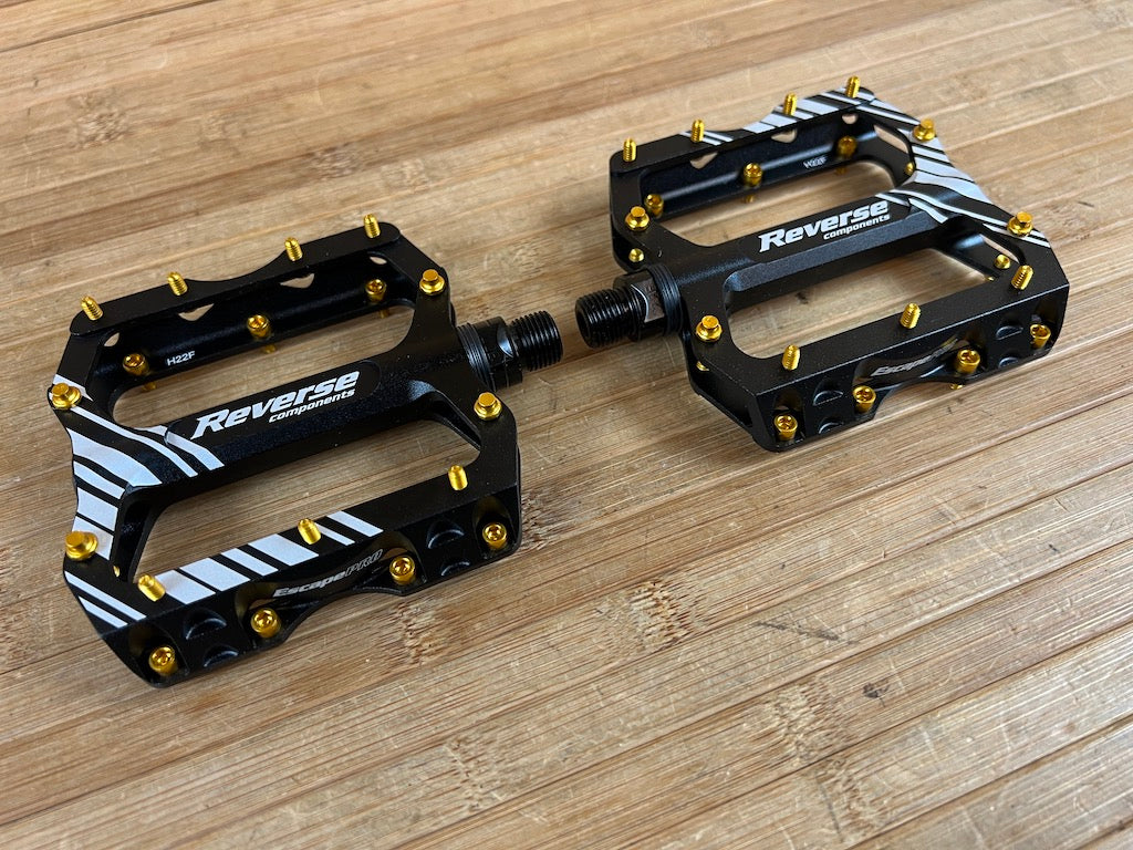 Pédales plates VTT Reverse Base violet - Partie cycle vélo sur La Bécanerie Pédales plates VTT Reverse Base violet - Partie cycle vélo sur La Bécanerie