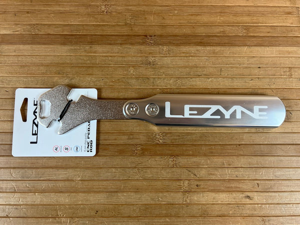 cnc pedale Lezyne Pedalschlüssel mit int. Flaschenöffner CNC Pedal Rod – RTF Bikeparts