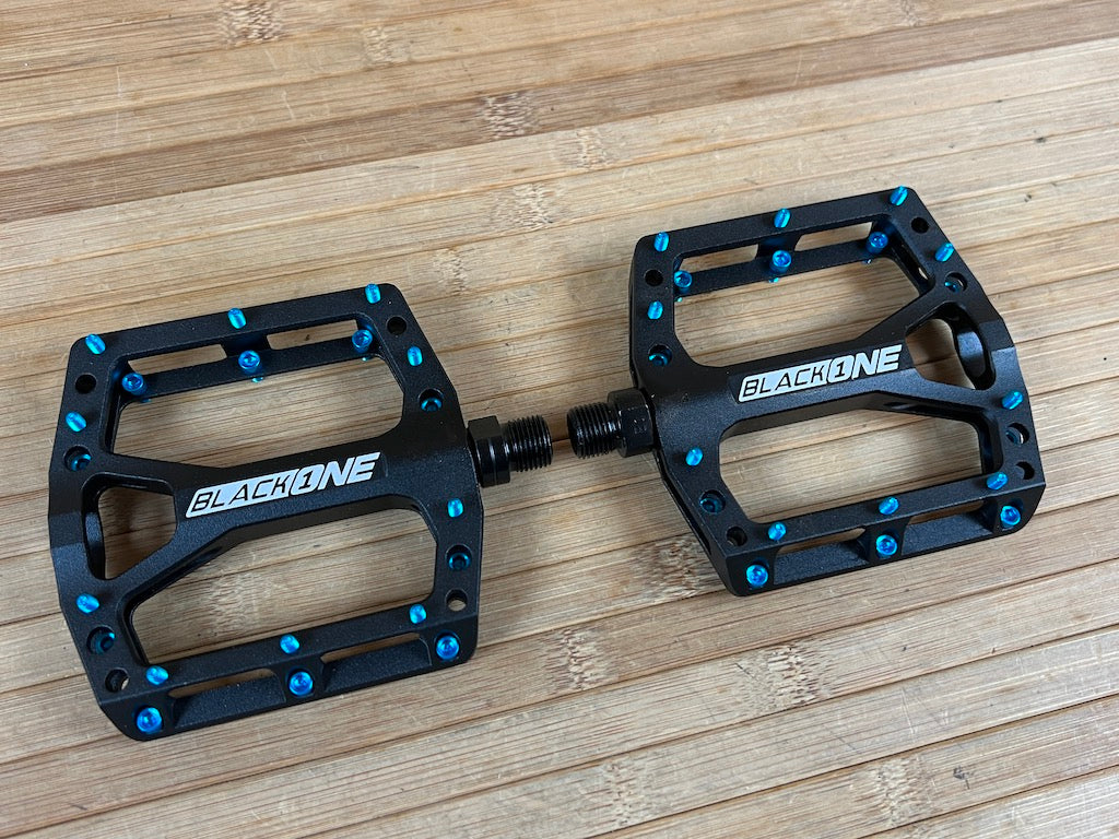 Reverse Components Black One Plattformpedale / Pedale schwarz/hellblau – RTF Bikeparts