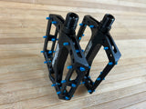 Reverse Components Black One Plattformpedale / Pedale schwarz/hellblau