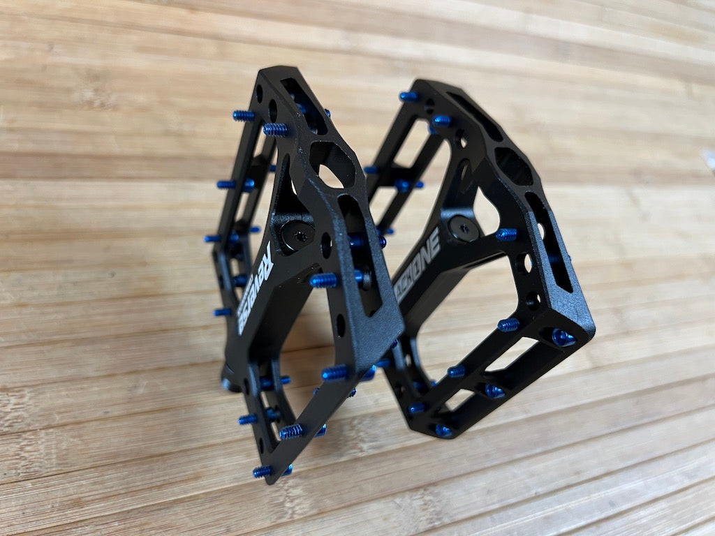 Reverse Components Black One Plattformpedale / Pedale schwarz/dunkelbl – RTF Bikeparts