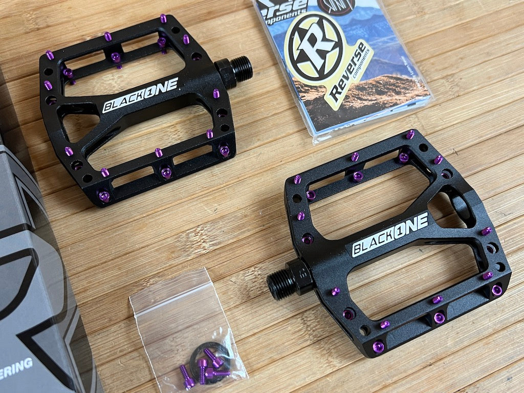 Reverse Components Black One Plattformpedale / Pedale schwarz/lila – RTF Bikeparts