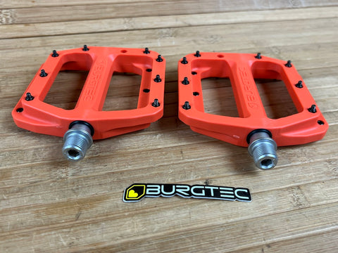 Burgtec MK4 Composite Flat Pedals / Pedale orange – RTF Bikeparts