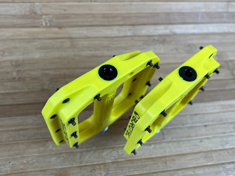 flat pedal neon gelb Burgtec MK4 Composite Flat Pedals / Pedale yellow / gelb neon – RTF Bikeparts