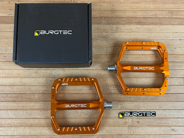 Burgtec MK5 Penthouse Flat Pedals / Pedale orange Steel Axle – RTF