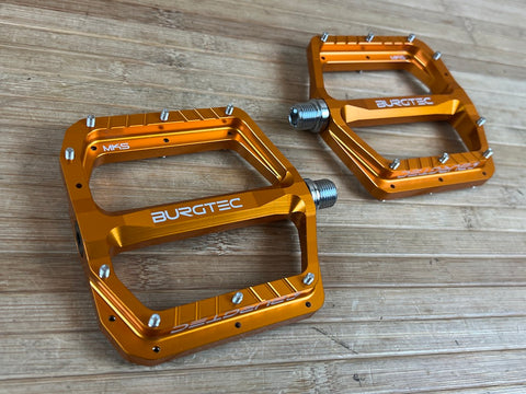 Burgtec MK5 Penthouse Flat Pedals / Pedale orange Steel Axle – RTF Bikeparts